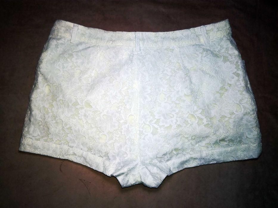 Белые кружевные шорты из гипюрa
