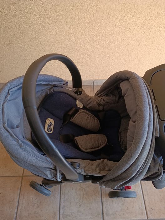 Carrinho de bebê com ovo