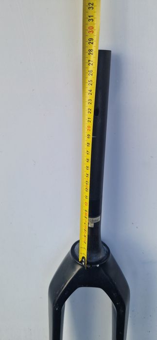 Widelec karbon tapered z osią sztywną