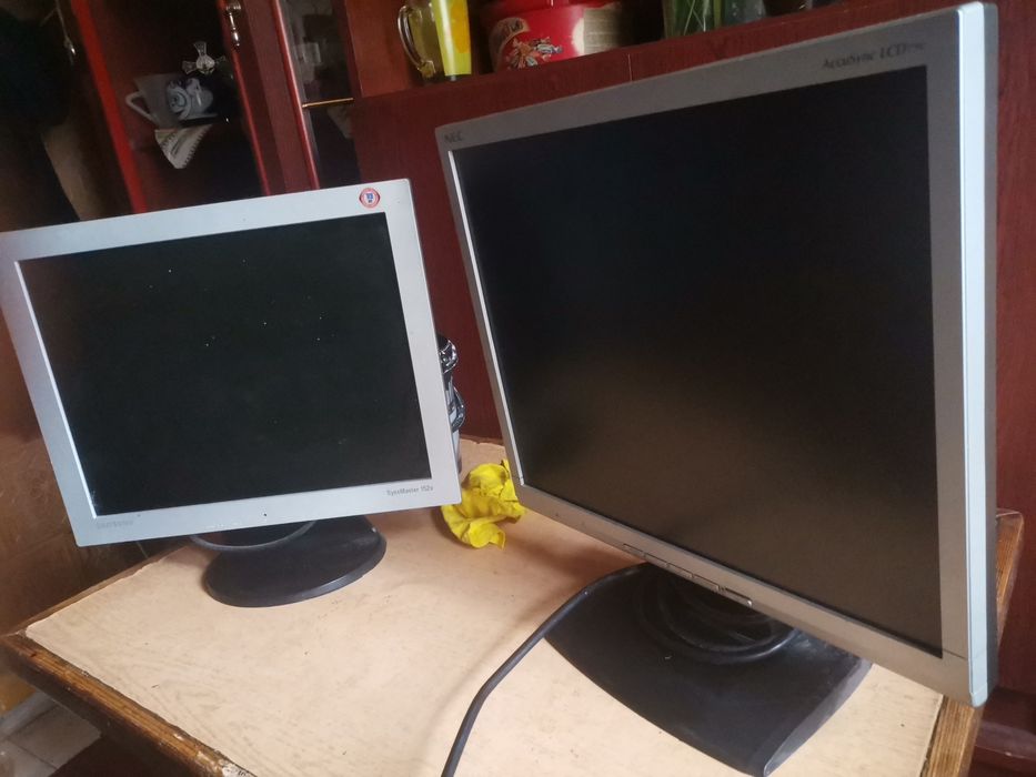 Monitory: Samsung, nec