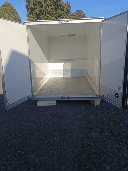 Komora chłodnicza zewnętrzna izotermiczna.