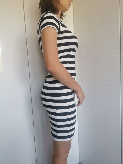Sukienka w paski czarno-białe