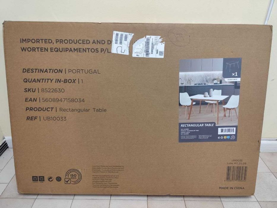 Mesa, tampo branco e pernas de madeira