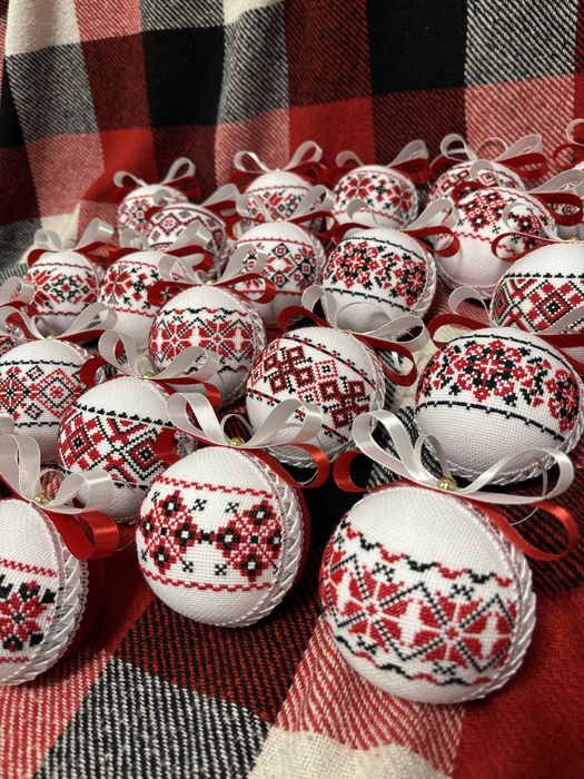 Вишиті новорічні іграшки / кулі з пінопласту