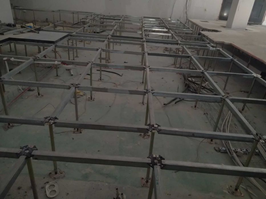 Ruszt podłoga techniczna podnoszona, słupek wkręcany serwerownia