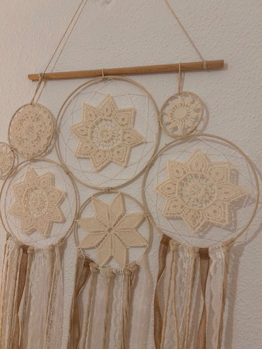 Vendo mobília/recheio de quarto completo. Cama, colchão, mesa de cabeceira, comida, quadro/tela, decoração têxtil de parede, candeeiro de mesa.