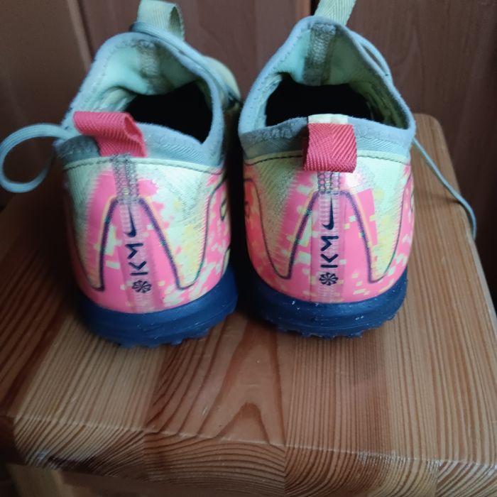 Młodzieżowe buty turfy Nike