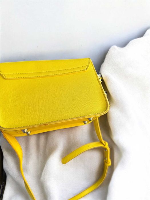 Żółta torebka listonoszka na łańcuszku Reserved jak Furla Metropolis