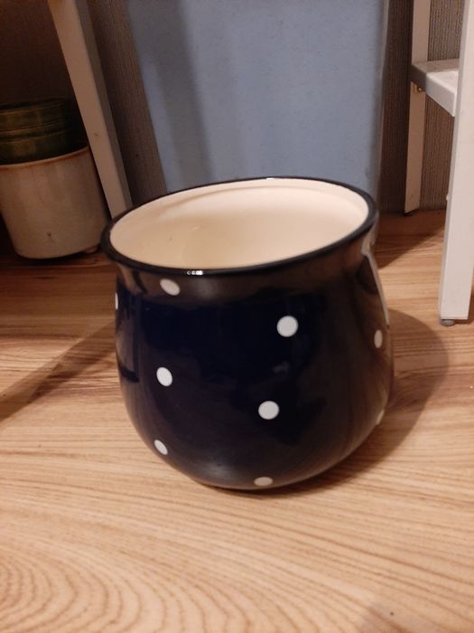 Osłonka ceramiczna granatowa typu kubełek.