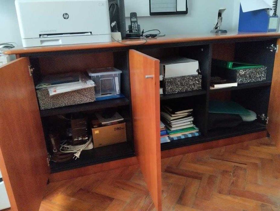 Mesa e dois armários escritório