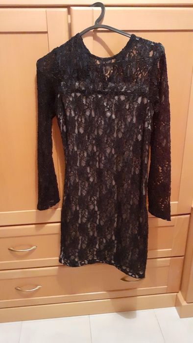 Vestido preto arrendado ( Zara)