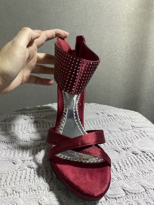 Продам босоніжки