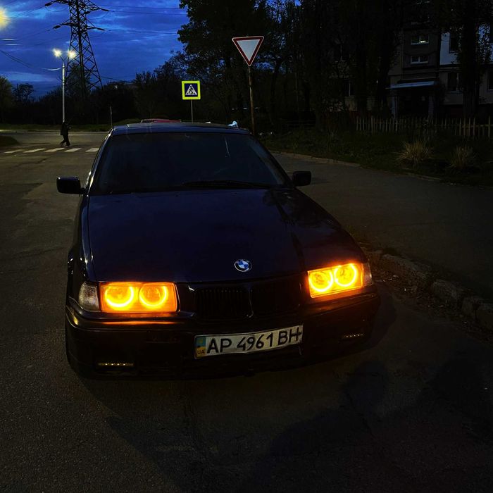 Автомобиль BMW на ходу