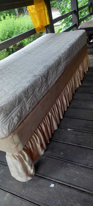 Łóżko z materacem z domku holenderskiego