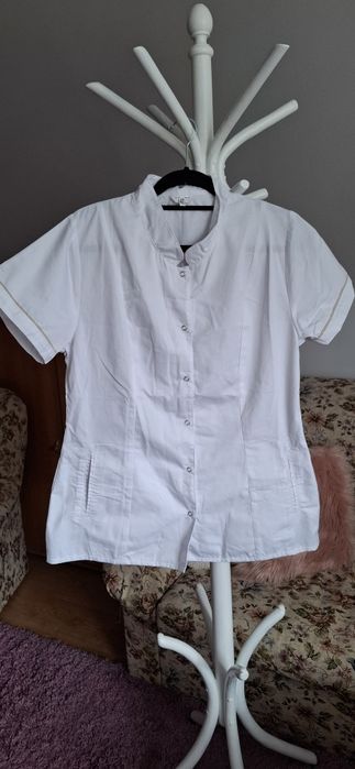 Bluza -fartuszek lekarski lub do gastronomi.