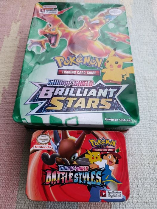 Caixas de metal com cartões Pokémon