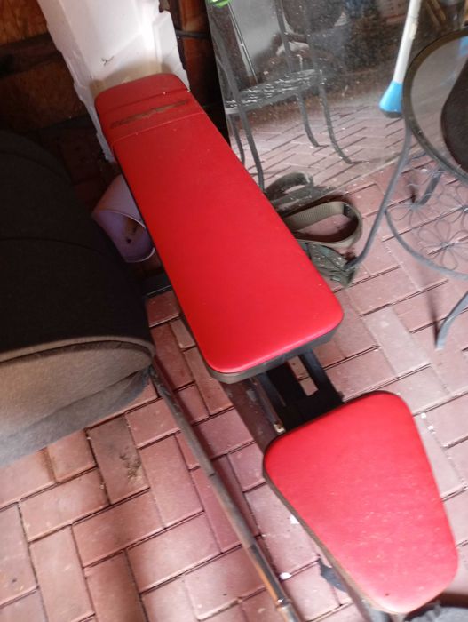 Siłownia ławka sztangi stojaki