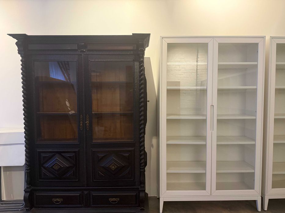 Armário Antigo em Madeira Maciça (com Portas de Vidro)