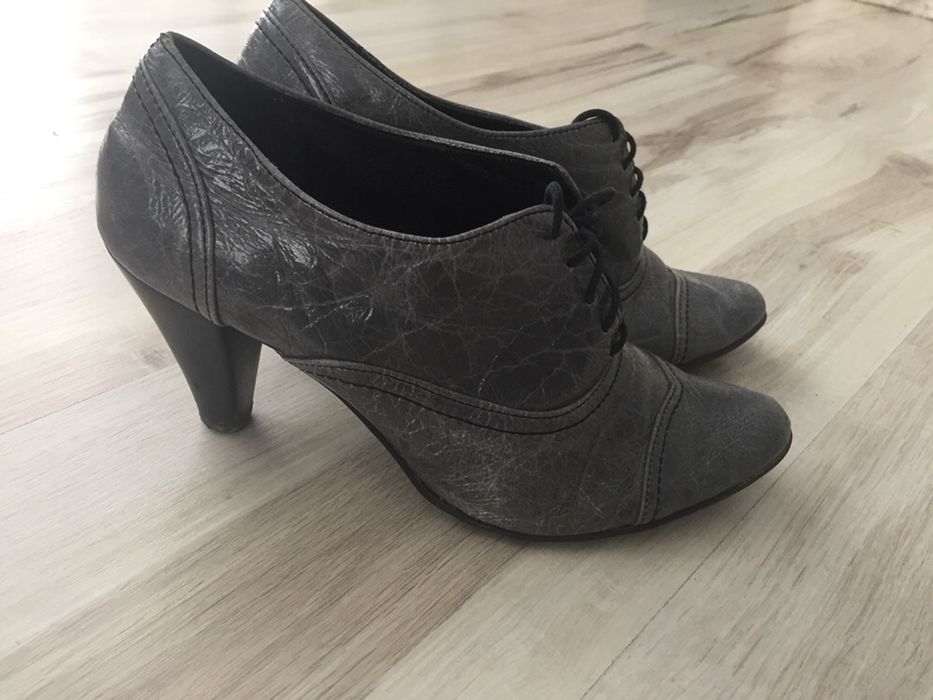 Szare botki na obcasie lakierowane wiązane 36