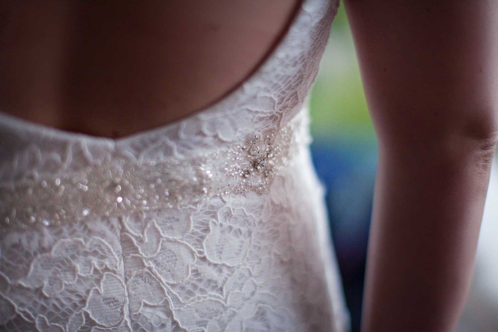 Suknia ślubna plus fascynator