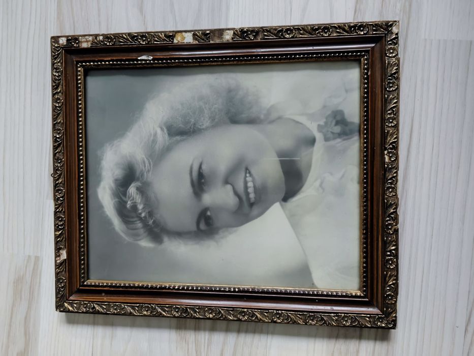 Portret kobiety w ramce 35 x 30 stara fotografia