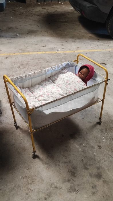 Cama de bebé de brincar com boneco