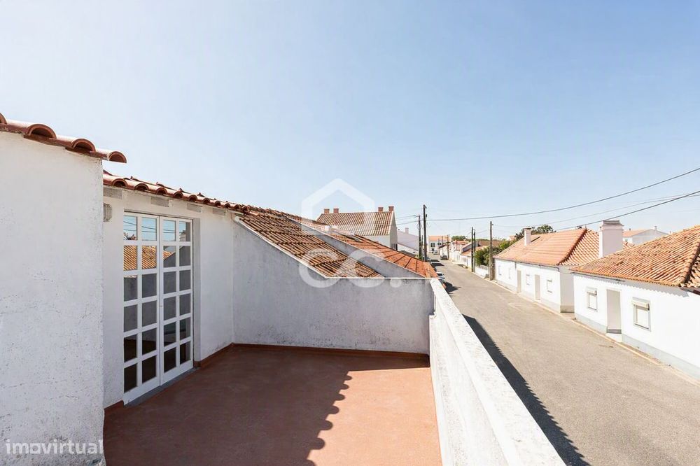 Moradia T3 c/ Quintal, Terraço e Aproveitamento de Sótão nos Canaviais