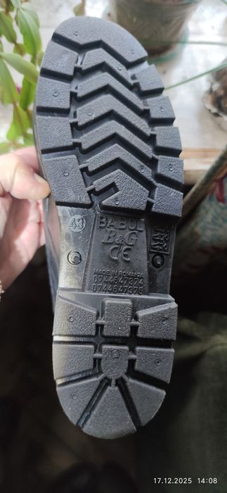 Сапоги резинові (імпорт) 43р. Нові.Румунія.  Якийсь сучасний матеріал.