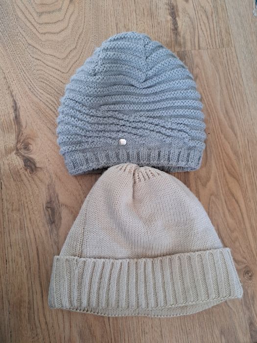 2 czapki damskie zimowe szara i beżowa