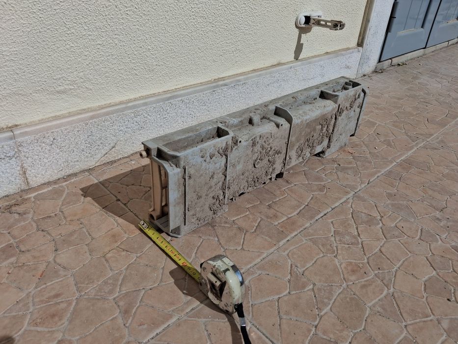Canal com grelha para escoamento de águas