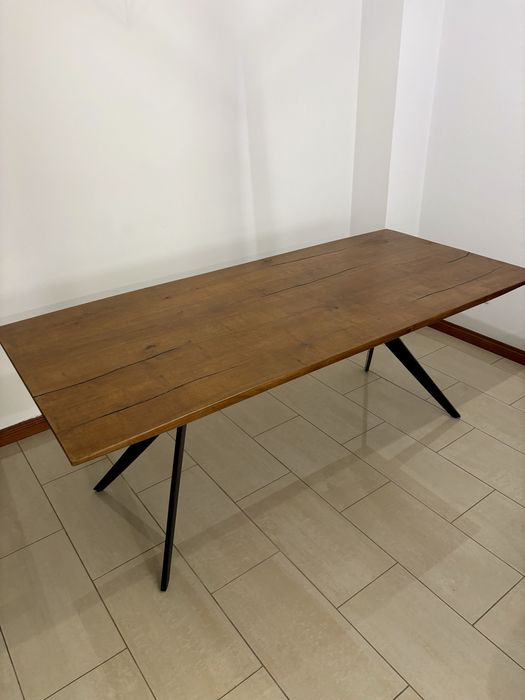 Mesa de Madeira Maciça com estrutura com reforço metálico