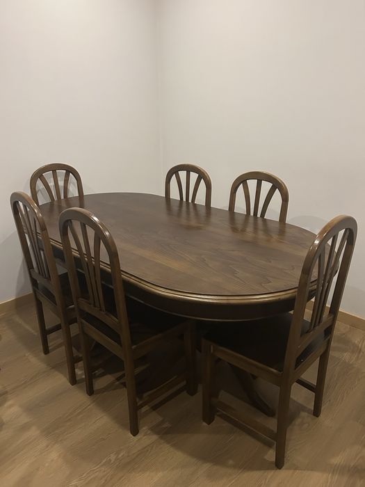 Mesa de castanho maciço com 6 cadeiras
