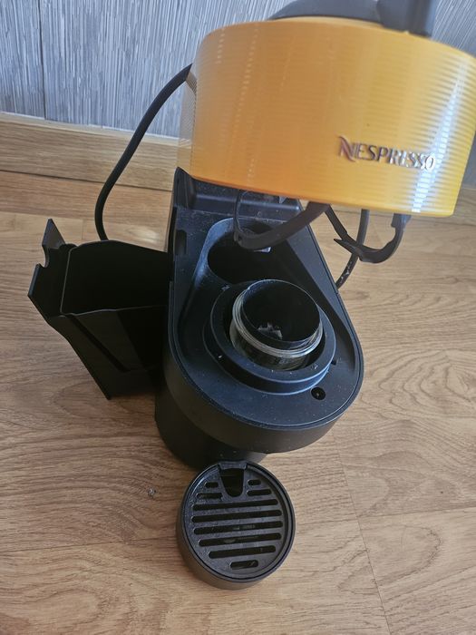 Máquina de café amarela