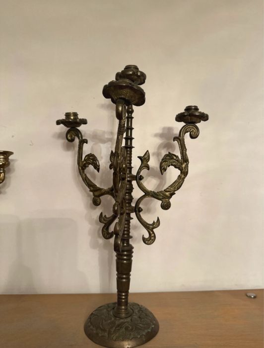 Świecznik czteroramienny mosiężny.