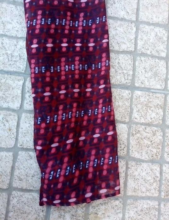 Lenço/Écharpe rosa, vermelha, cinzenta