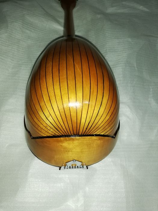 Bandolim napolitano restaurado.