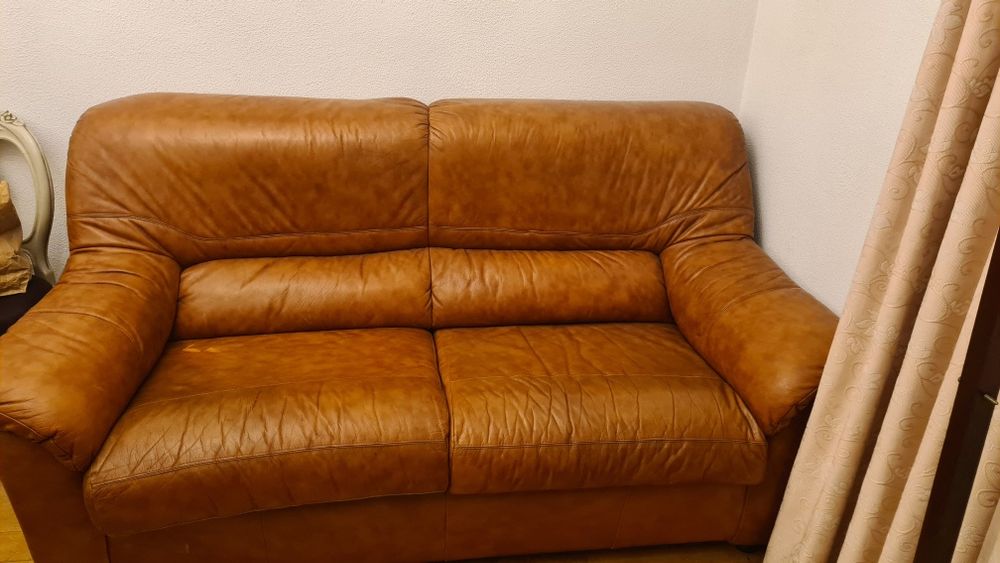 Sofá cama  de cor camel e de pele  sintética de 2 lugares