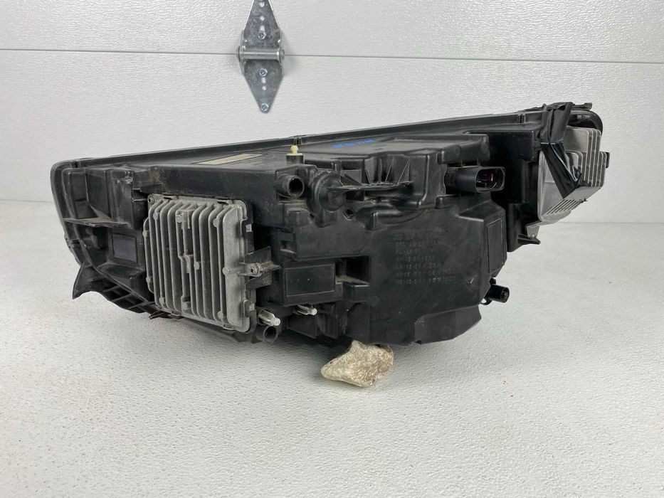 Права фара Volvo XC-40 2019-2022 USA Mid Led