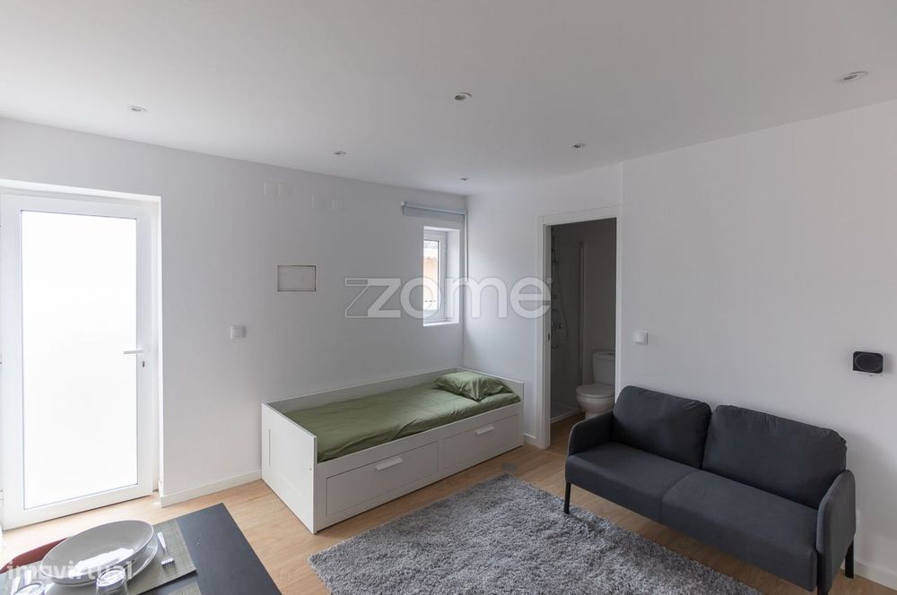Conjunto de 3 casas independentes em Canelas