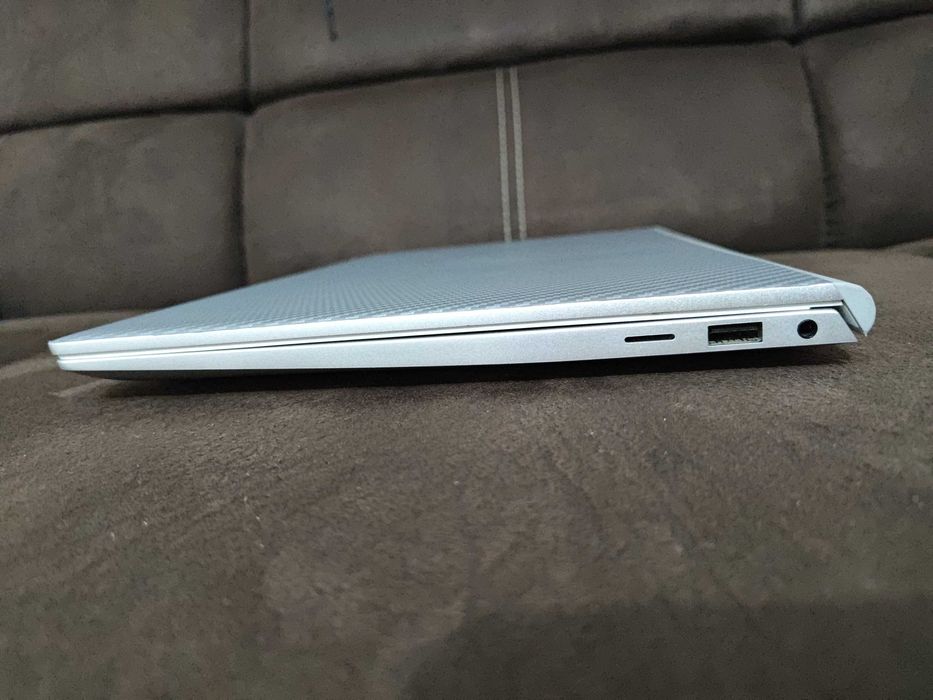 Dell Ryzen7 8-Core. Backlit. FHD IPS. NVME. 16 DDR4. 6 Godzin bateria