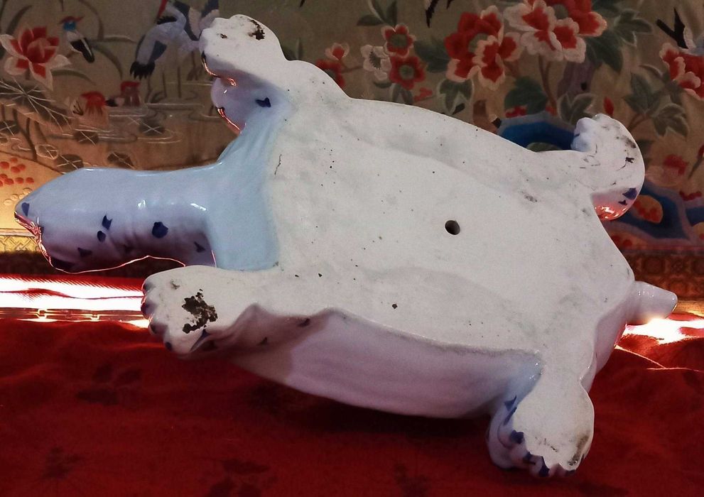 Bonita e grande escultura em Porcelana Chinesa, Tartaruga dando Boleia a Macaco. peça encontra-se em excelente estado, mede, 38,cm,x,20.cm,x,18,cm. .