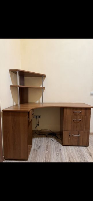 Парта або письмовий стіл