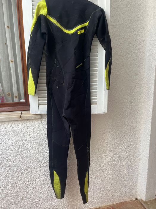 Fato de surf médio pouco uso