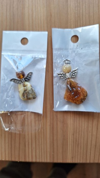 Zawieszki z bursztynu.