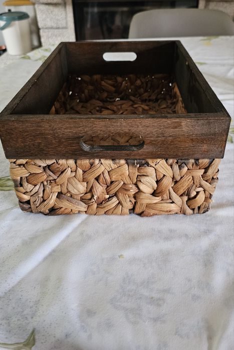 Cesto em madeira e palha