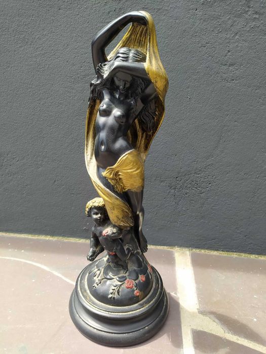 Estatueta cor preto