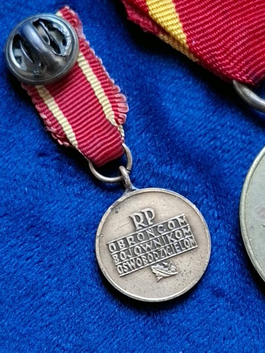 Medal Za Warszawę 1939-1945 + dokument+ miniaturka