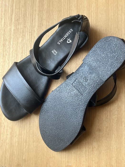 Sandalias marca Essentials