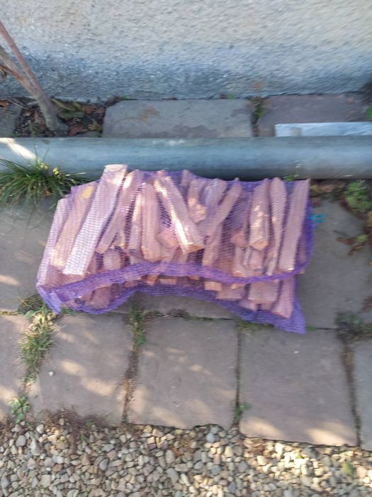 Сухі дрова в сітках