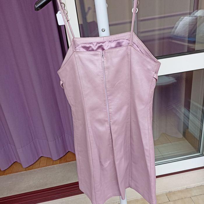 Vestido em pele (couro) cor de rosa com brilhantes